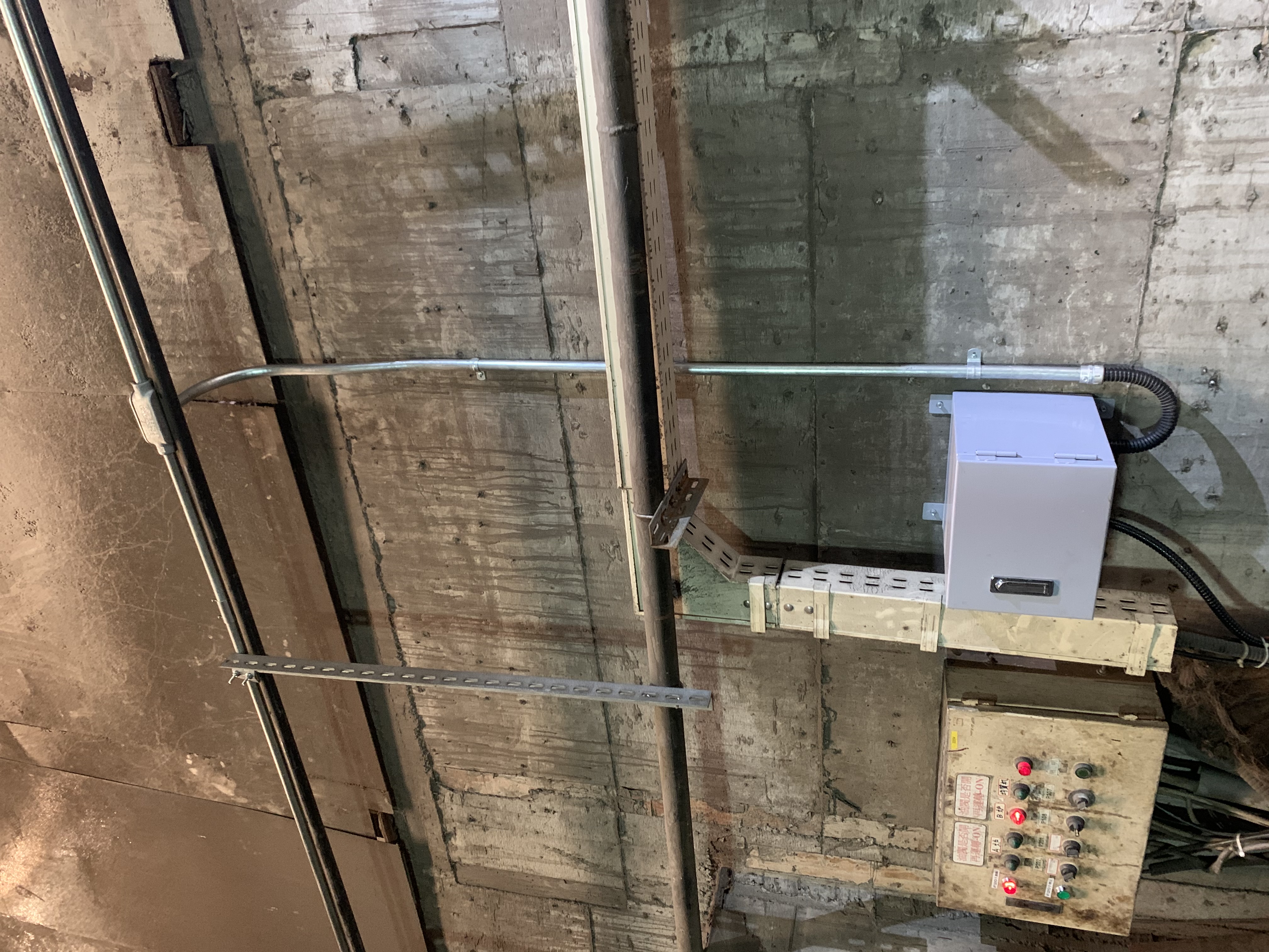 現場配管拉線，箱體固定